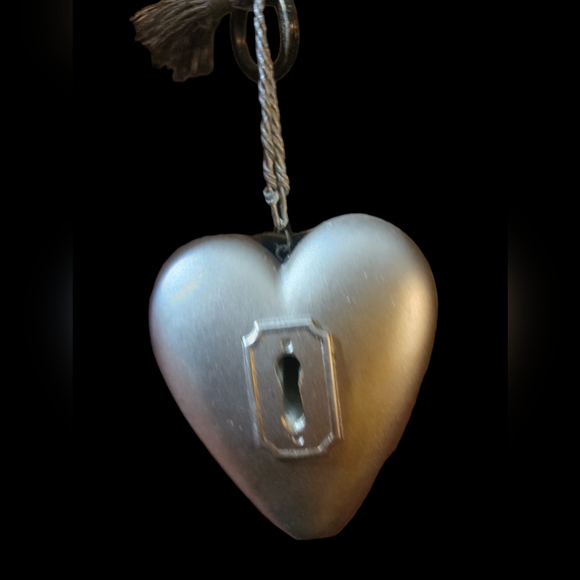 Find Beauty Art Heart Sculpture - Picture 3 of 3